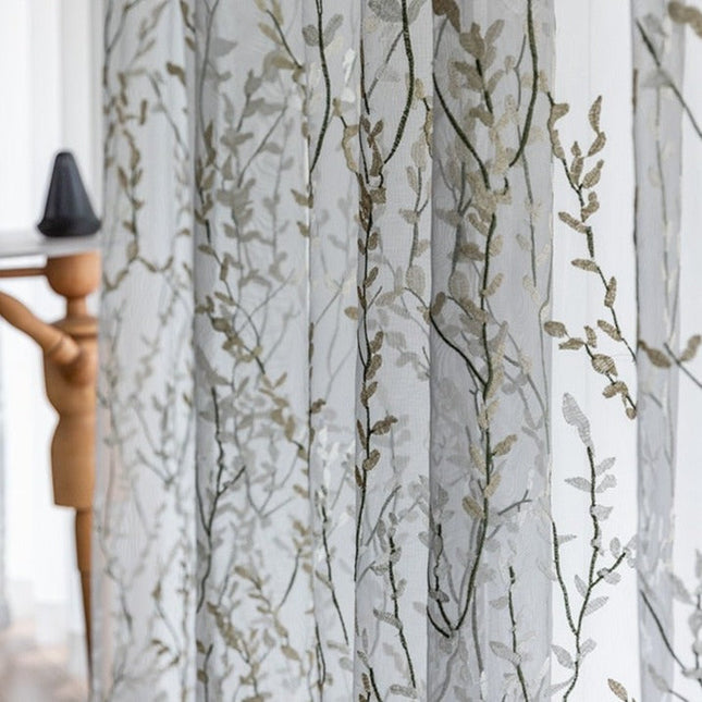 Delikatna firana w haftowane gałązki
