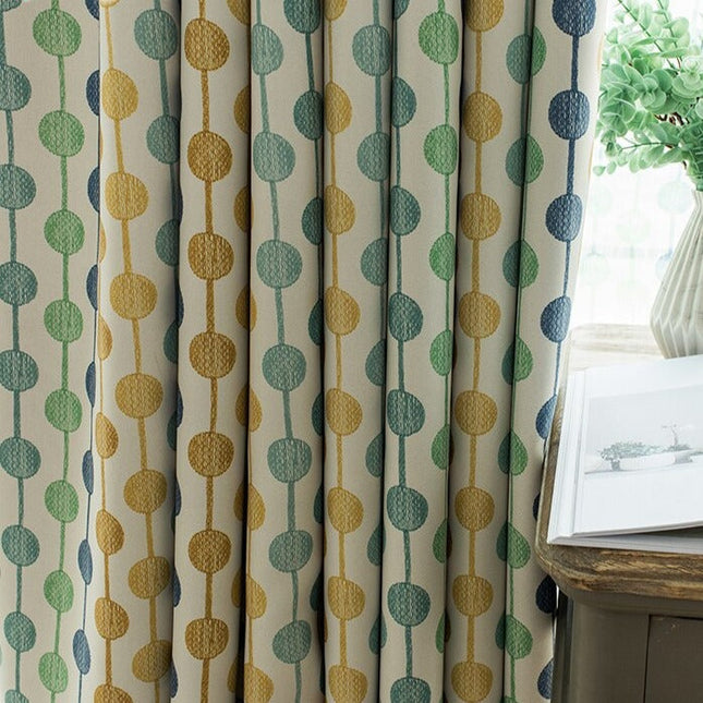 Zielona zasłona w kolorowe kropki