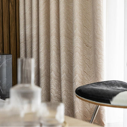 Brązowa zasłona zaciemniająca w falisty wzór