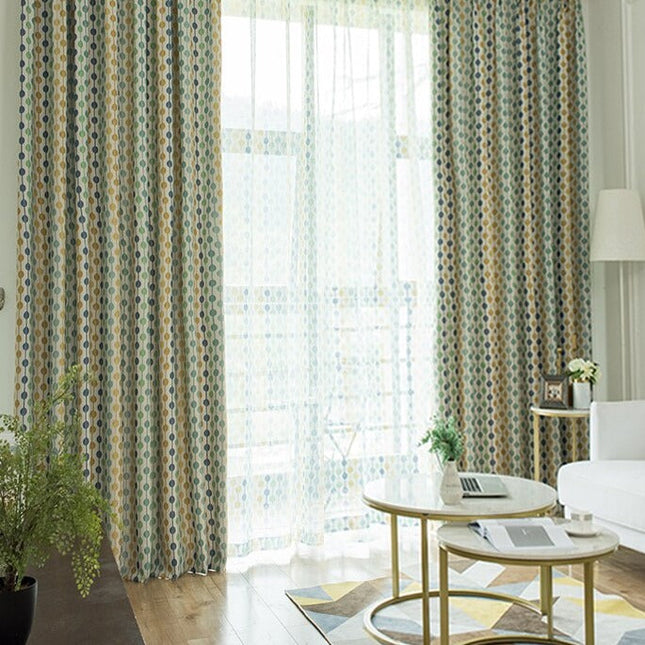 Zielona zasłona w kolorowe kropki