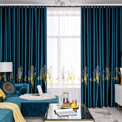 Niebieska welurowa zasłona w haftowane kwiaty.