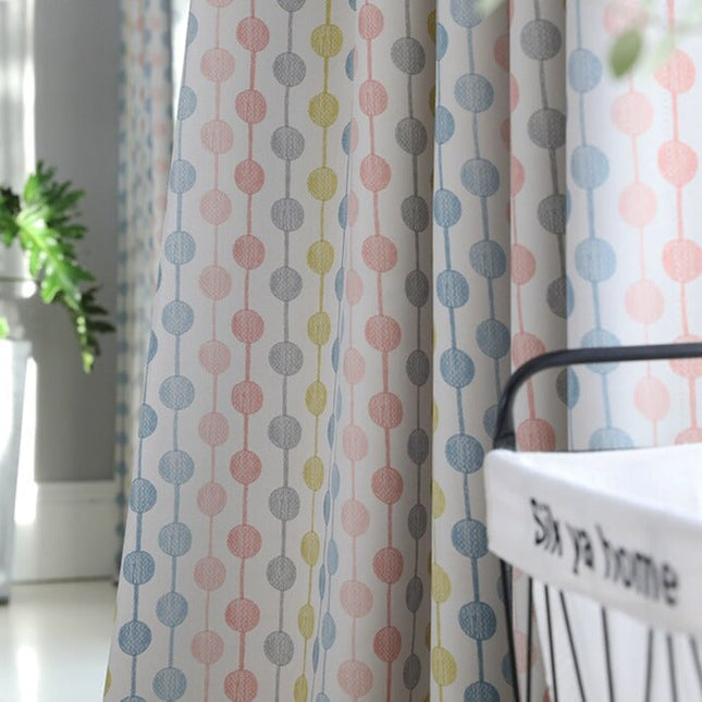 Różowa zasłona w kropki do pokoju