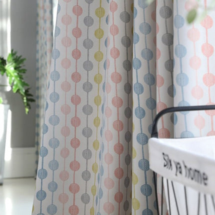 Różowa zasłona w kropki do pokoju