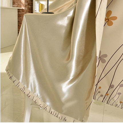 Zasłona zaciemniająca w duże kwiatowe wzory.