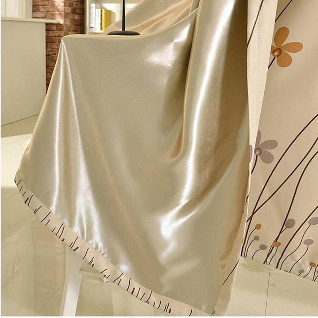 Zasłona zaciemniająca w duże kwiatowe wzory.