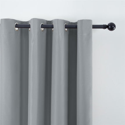 Gładka szara zasłona zaciemniająca do sypialni
