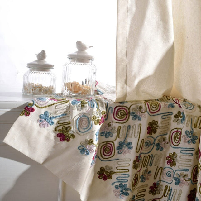 Zasłona z kolorowym haftem kwiatowym