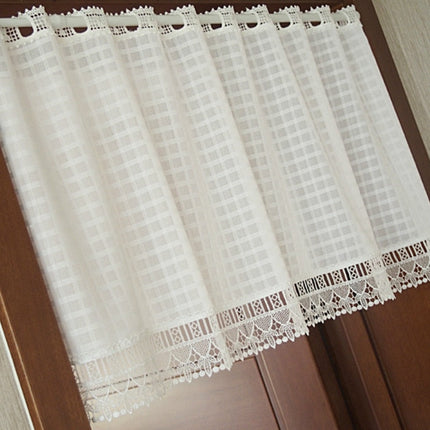 Delikatna firana w kratę z koronką