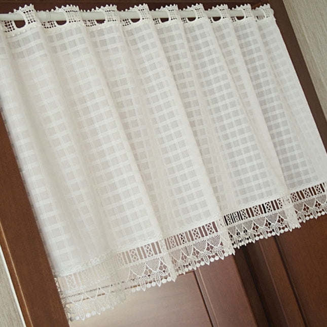 Delikatna firana w kratę z koronką