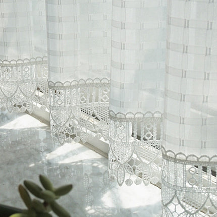 Delikatna firana w kratę z koronką