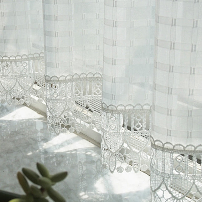 Delikatna firana w kratę z koronką