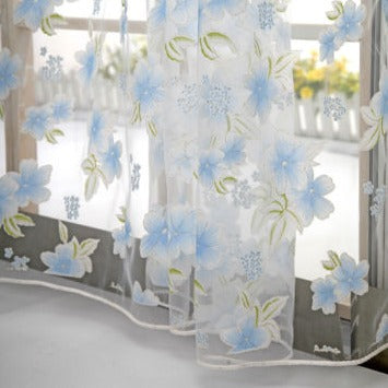 Firana woalowa w opadające kwiaty