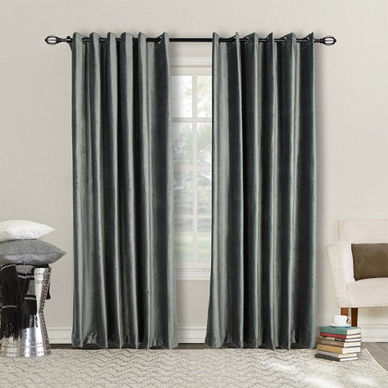 Szara welurowa zasłona zaciemniająca na przelotkach.