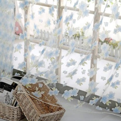Firana woalowa w opadające kwiaty
