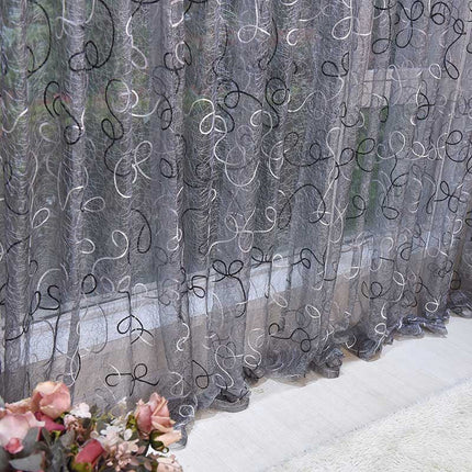 Szara firana w haftowane zawijasy