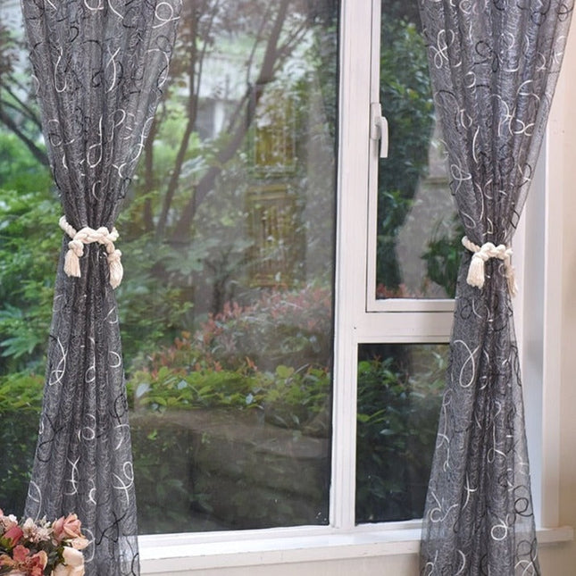 Szara firana w haftowane zawijasy