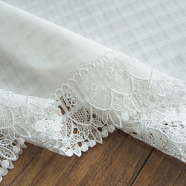 Delikatna firana w kratę z koronką