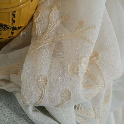 Lniana firana z beżowym haftem