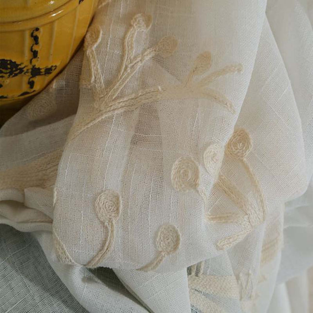 Lniana firana z beżowym haftem