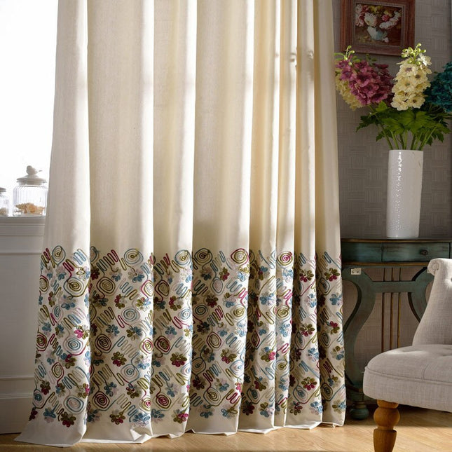 Zasłona z kolorowym haftem kwiatowym