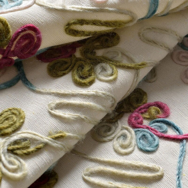 Zasłona z kolorowym haftem kwiatowym