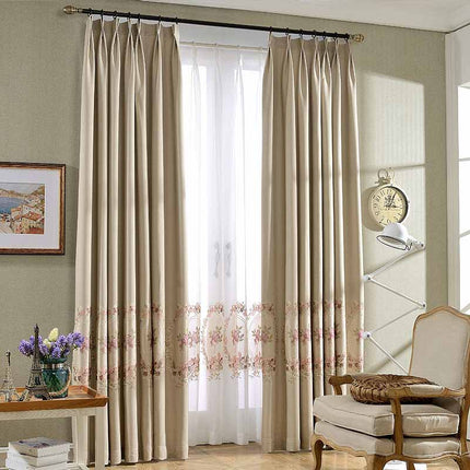 Zaciemniająca zasłona z kwiatowym haftem