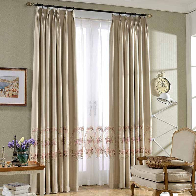 Zaciemniająca zasłona z kwiatowym haftem