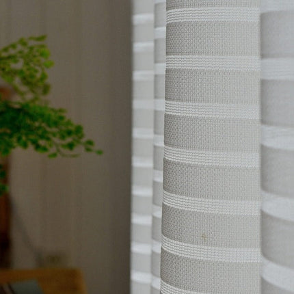 Nowoczesna biała firana w poziome pasy