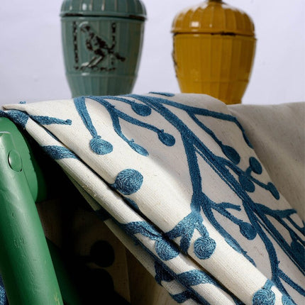 Lniana zasłona zaciemniająca z haftem.