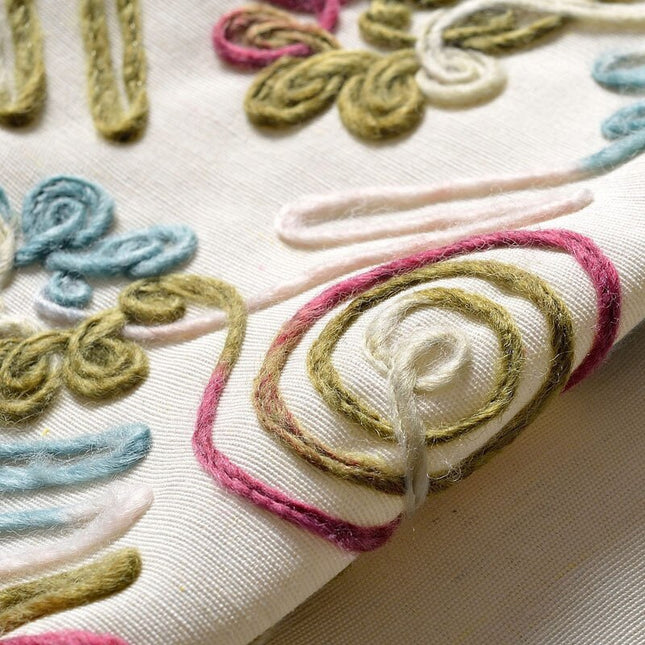 Zasłona z kolorowym haftem kwiatowym