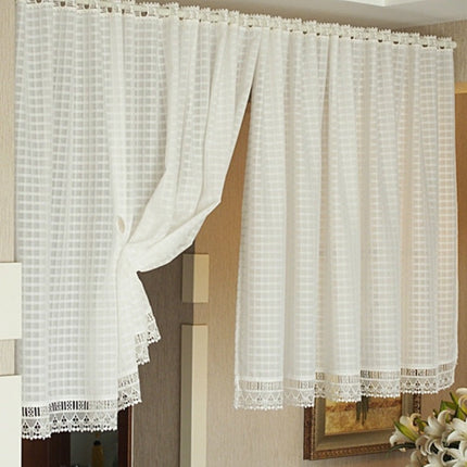 Delikatna firana w kratę z koronką