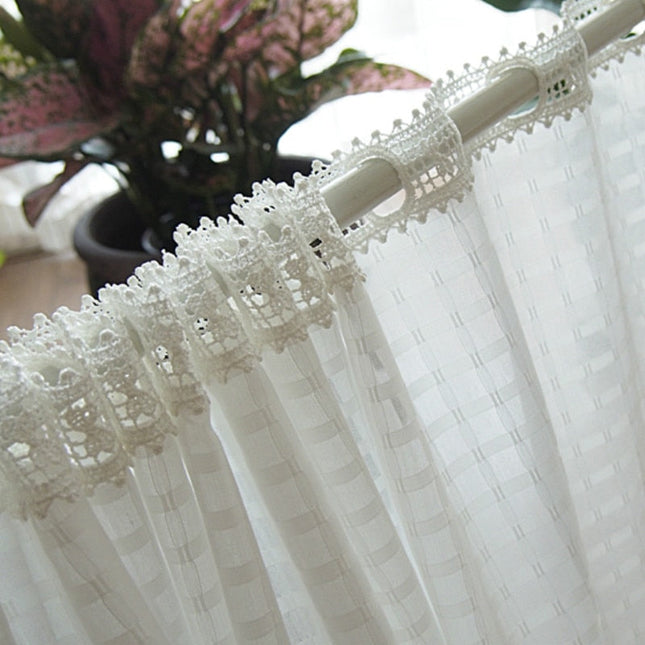 Delikatna firana w kratę z koronką