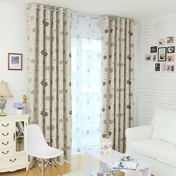 Beżowa zasłona zaciemniająca w brązowe kwiaty