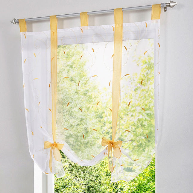 Upinana firana z czerwonym haftem