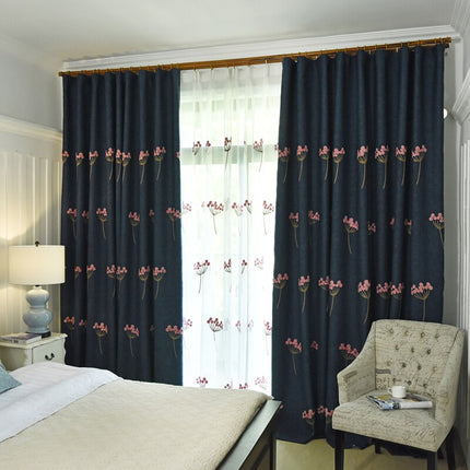 Granatowa zasłona zaciemniająca w haftowane kwiaty.