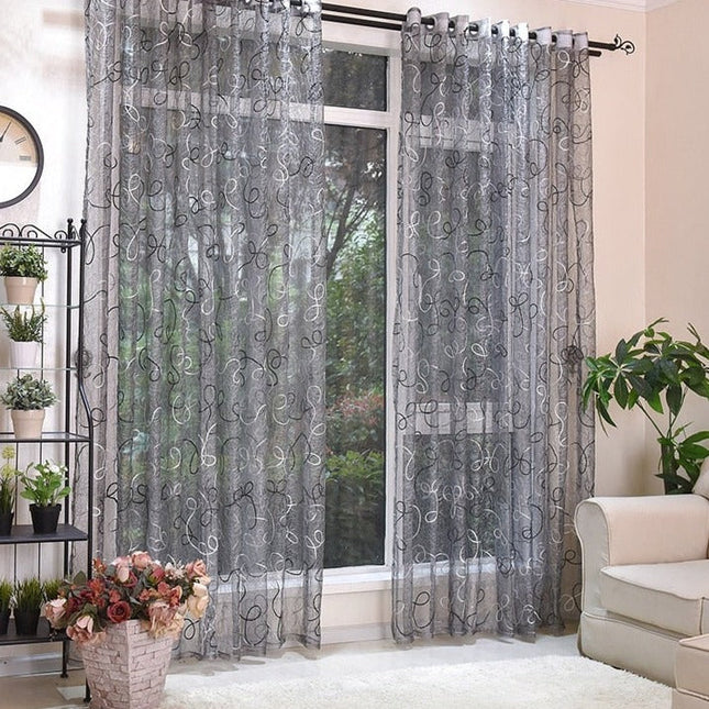 Szara firana w haftowane zawijasy