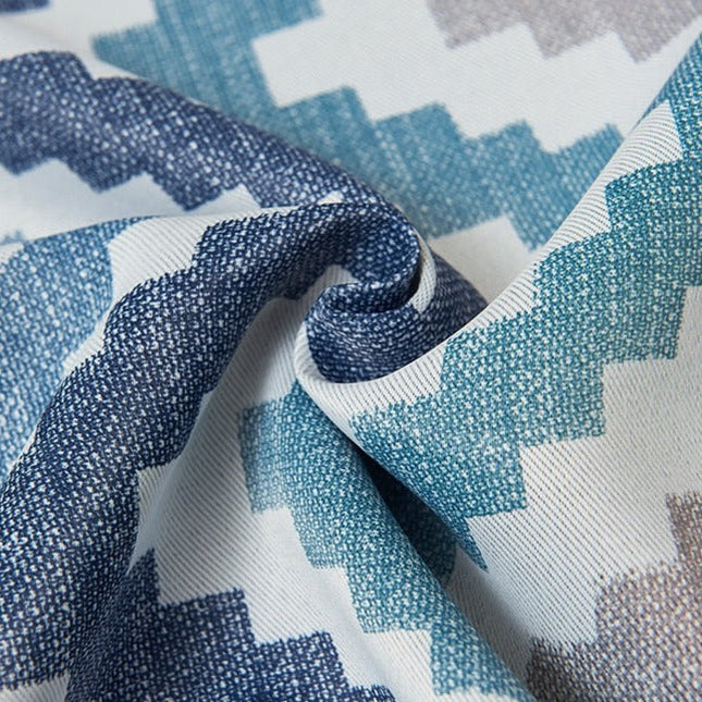 Kolorowa zasłona zaciemniająca w niebieskie zygzaki