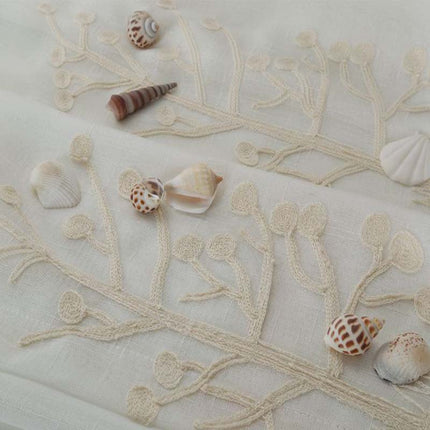 Lniana firana z beżowym haftem