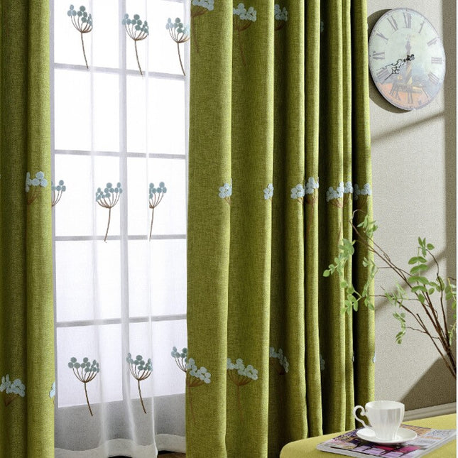 Jasnoniebieska firanka z haftowanymi kwiatami