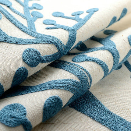 Lniana zasłona zaciemniająca z haftem.