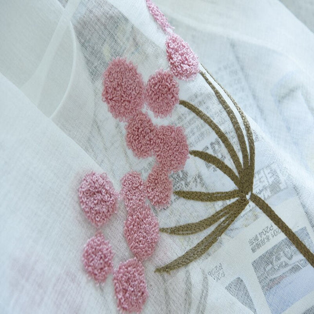 Lniana firana w haftowane różowe kwiaty