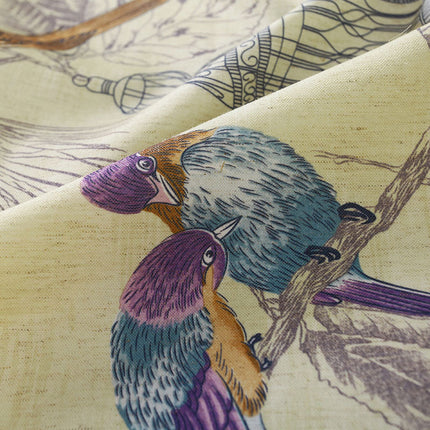 Zasłona z fioletowym wzorem w ptaki