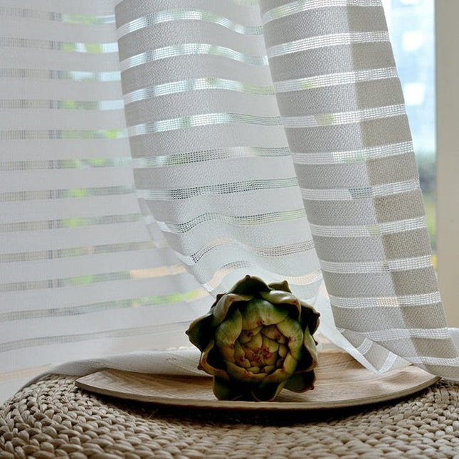 Nowoczesna biała firana w poziome pasy