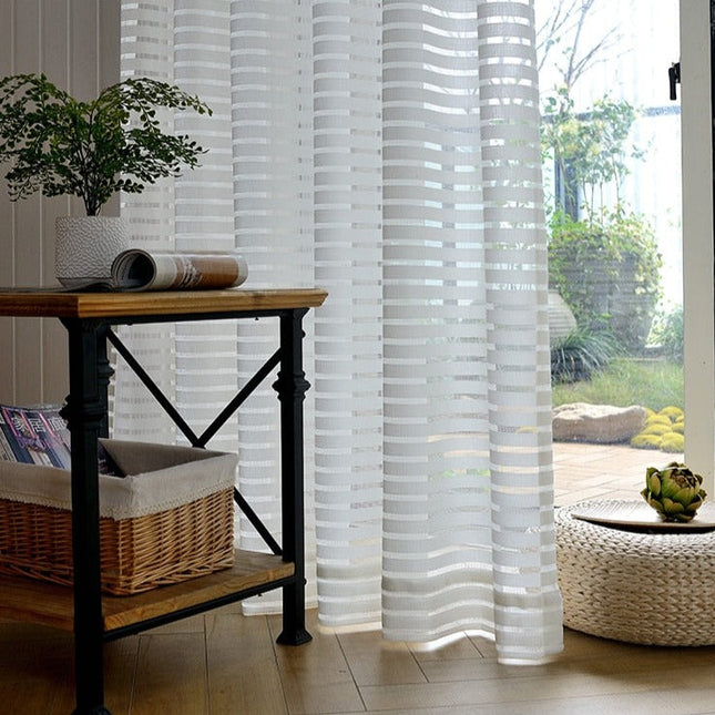 Nowoczesna biała firana w poziome pasy