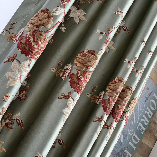 Zasłona zaciemniająca w romantyczne kwiatowe wzory