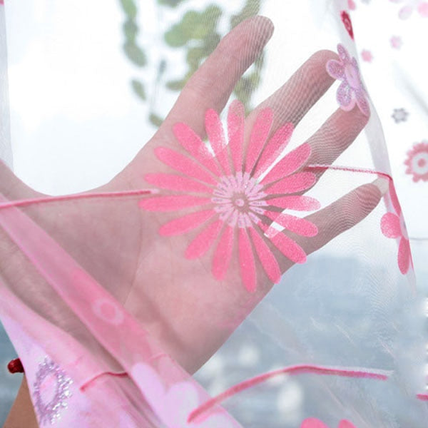 Różowa firanka w kwiaty do pokoju dziewczynki