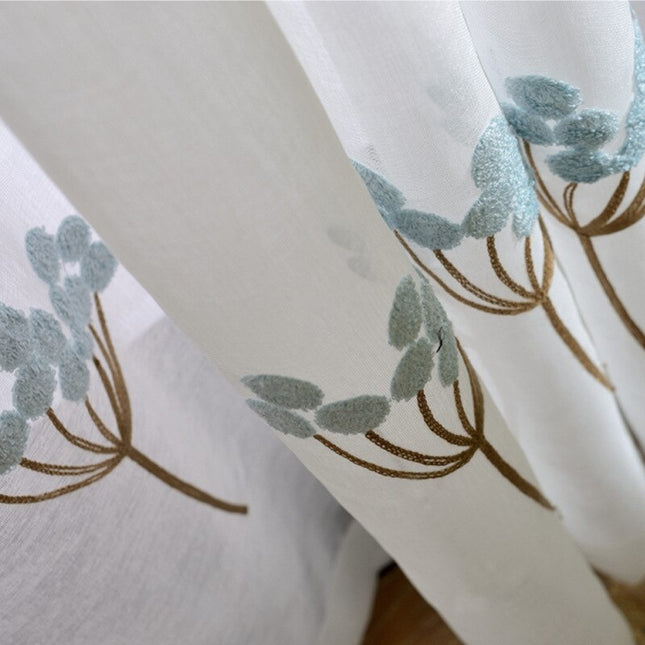 Jasnoniebieska firanka z haftowanymi kwiatami