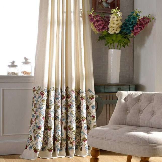 Zasłona z kolorowym haftem kwiatowym