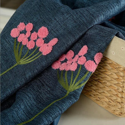 Granatowa zasłona zaciemniająca w haftowane kwiaty.