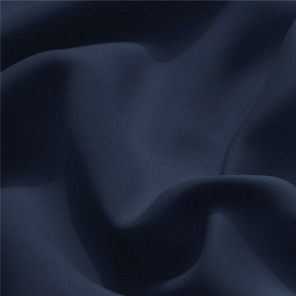 Beżowa zasłona ogrodowa mocowana na szelki.